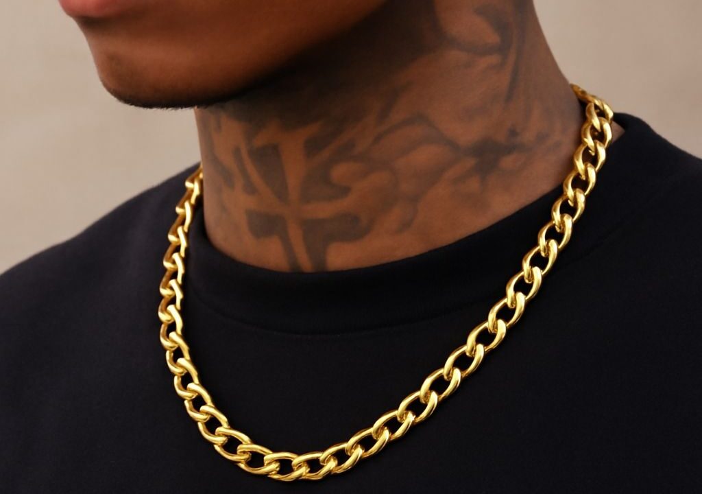 Figaro necklace beside Italian-style chain necklaces for everyday outfits