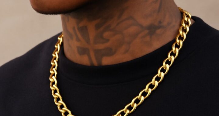 Figaro necklace beside Italian-style chain necklaces for everyday outfits