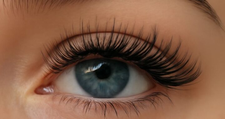 A precise pot eyeliner line with softly placed lashes